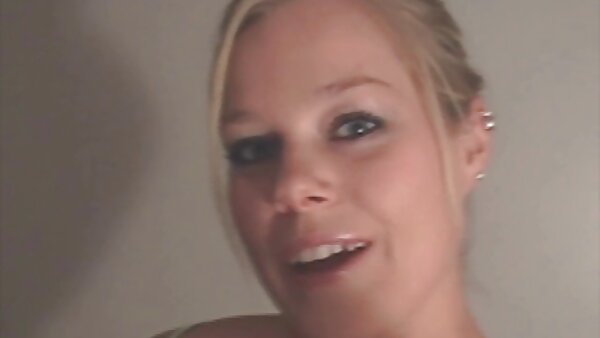 جورجیا هلو جورجیا هلو از پشت سر پله ها لعنتی می رقص کردی سکسی شود