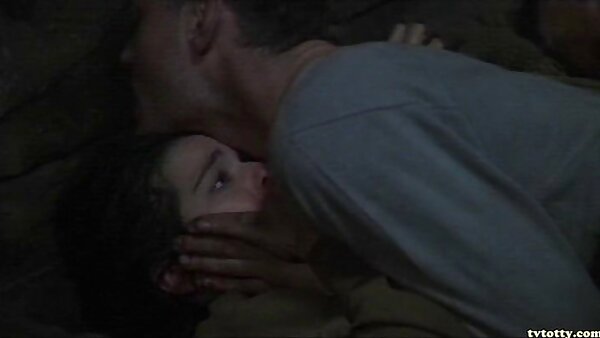 مرد سیاه‌پوست با خروس غول‌پیکر دو ولگرد سفیدپوست سکسی آوا دلان و مایا دیویس سکس از کون کردی را خشنود می‌کند.