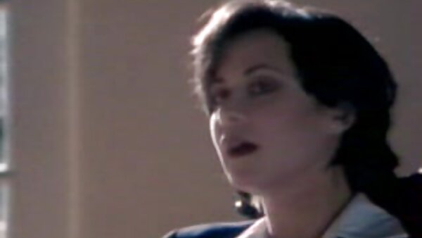 رنگ پریده اما مو قرمز داغ یک دیک چاق و قوی روی مبل سوار می شود سکس دختر کردی