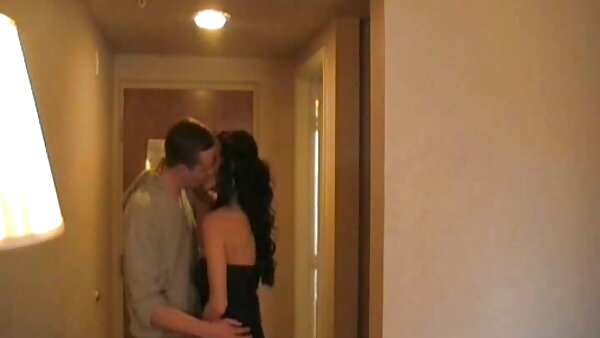 سبزه روغنی شهوت انگیز می خواهد بیدمشک خود را در سالن ماساژ مالیده سکسئ کوردی شود