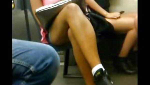 دختر بلوند اشتها آور با اندام سکسی کوچک در هوای آزاد می چرخد فیلم سکسی کوردی