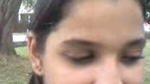 جوجه سینه‌دار و غلیظ بیدمشک پرمویش کلیپ سکس کردی را با ملایمت قلقلک می‌دهد