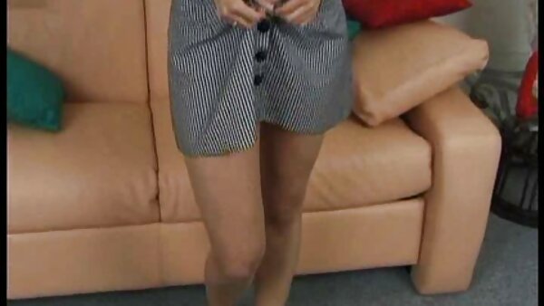 MILF سبزه بیدمشک خیره کننده مکانیک را فریب می دهد و دیک خود را ویدیوسکس کردی برای تقدیر می مکد