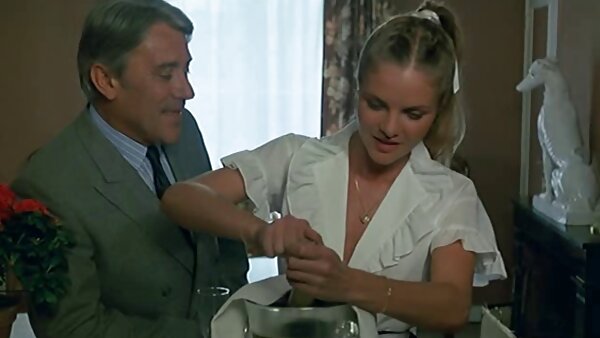 دختر بلوند فوق‌العاده اغواگر و زیبا، بیدمشک سکس از کون کردی صورتی خود را می‌کشد