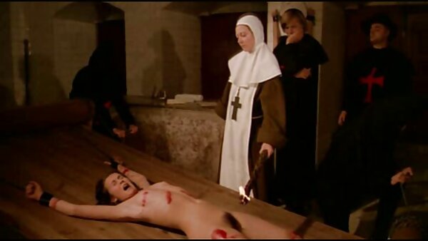 بلولرینا با موهای سیاه باریک سگی چکش خورده خرچنگ خیس سوراخ شده اش را می گیرد کوردی سکس