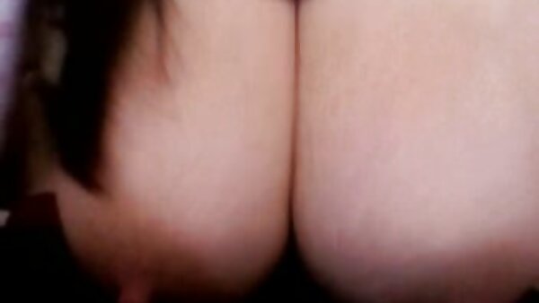 مگومی یاسو، نوجوان ژاپنی دوست‌داشتنی در بار سكس كردی در حال ژست گرفتن مقابل دوربین است