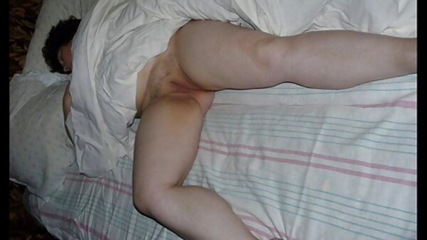 منشی جوان فاحشه فیلم سیکس کوردی بریتنی در حال برهنه شدن در دفتر است