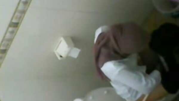 لیدی دی، دختر جذاب، الاغ خود را نشان می‌دهد و اسباب‌بازی‌های فلم سکس کوردی جنسی مختلف را می‌خرد