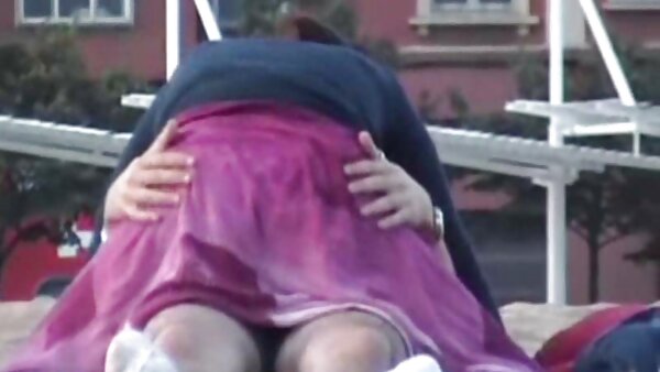 سوفی ماری، زن خانه دار گرسنگی سگس کوردی جنسی، در حال بازی کردن بیدمشک فاحشه خیس خود است