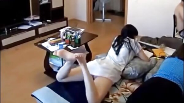 قلاب‌زن بالغ سینه‌دار بزرگ در حال بازی کردن بیدمشک خود در ویدیوی فیلم سکسی کردی انفرادی