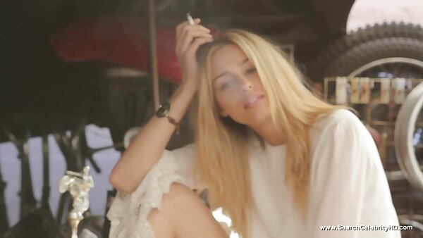 مدل شگفت انگیز Kaede Matshushima در نزدیکی پنجره ژست می گیرد و جوانان فيلم سكس كردى خود را نشان می دهد