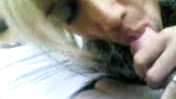 ترزا سوزا سگس کوردی با استفاده از یک اسباب‌بازی، زیبایی برنزه شده، با شور و اشتیاق بیدمشک خیس خود را نوازش می‌کند.
